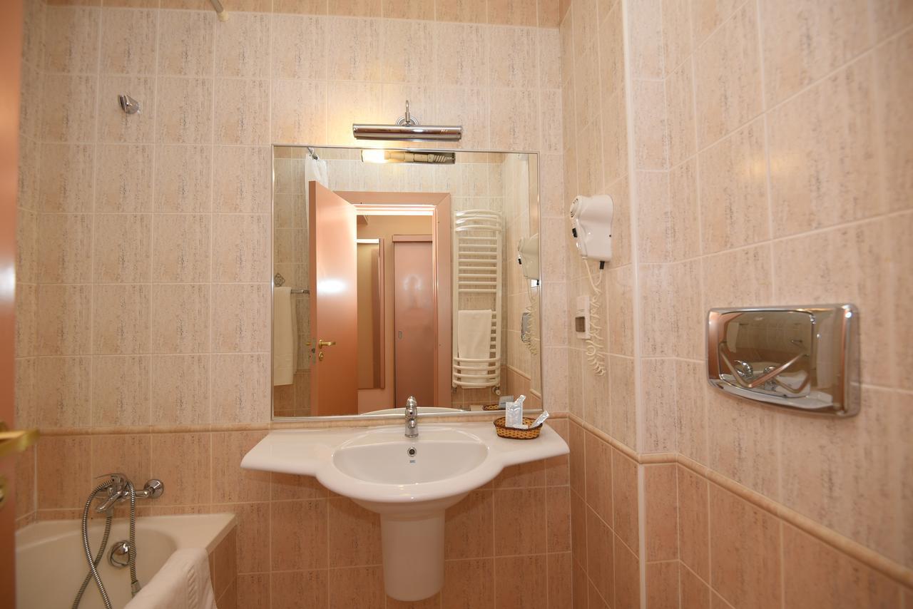 Hotel Belvedere Braila Bagian luar foto